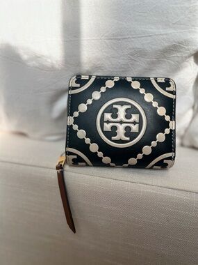 Tory Burch T-Monogram Contrast Embossed Bi-Fold Wallet. Black/Cream